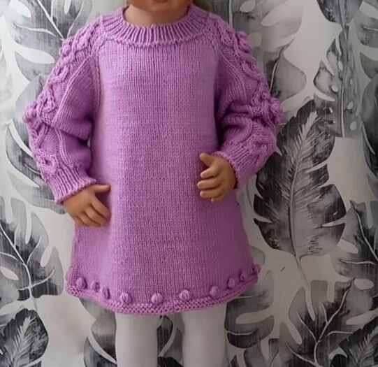    Детское платье спицами.   
Источник: Скриншот из видео