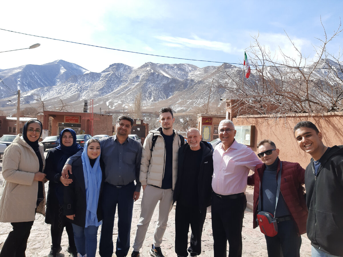 В деревне Абьяни, где большинство местных жителей проповедуют зароастризм, а не ислам