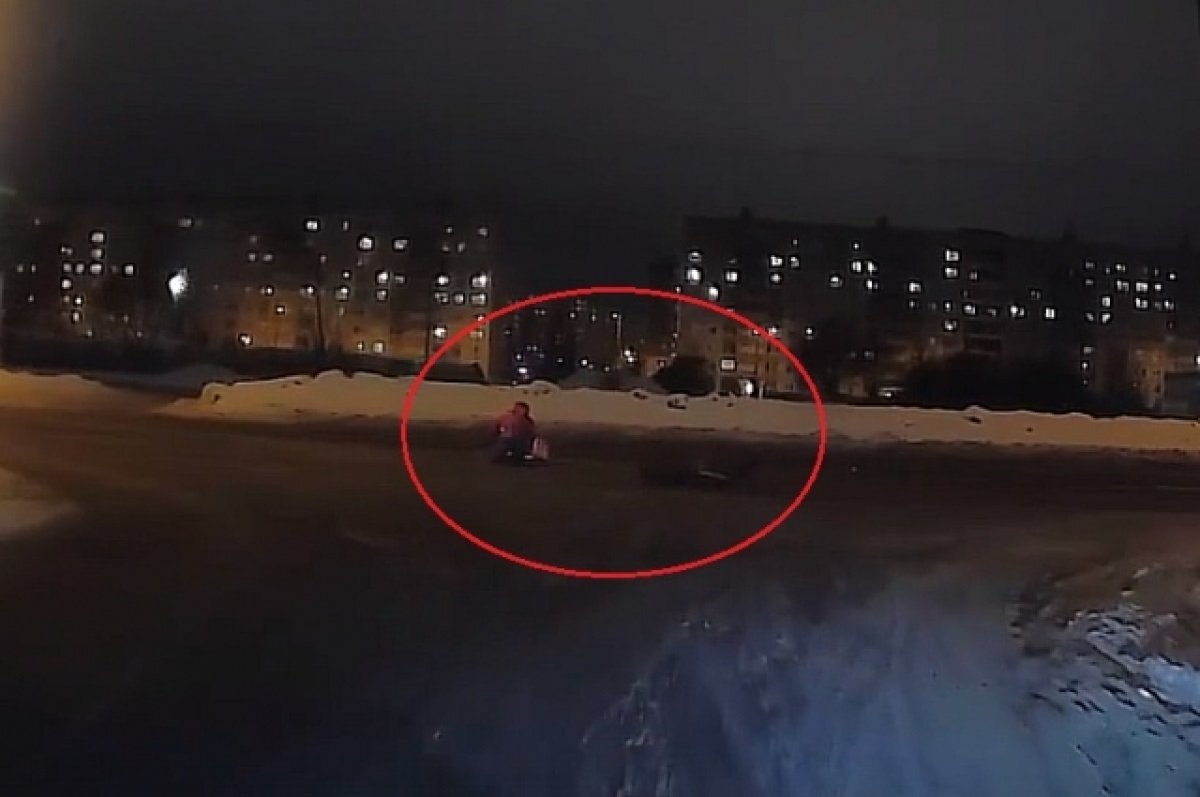    В Твери на видео попал момент ДТП с врезавшимся в авто велосипедистом 18+