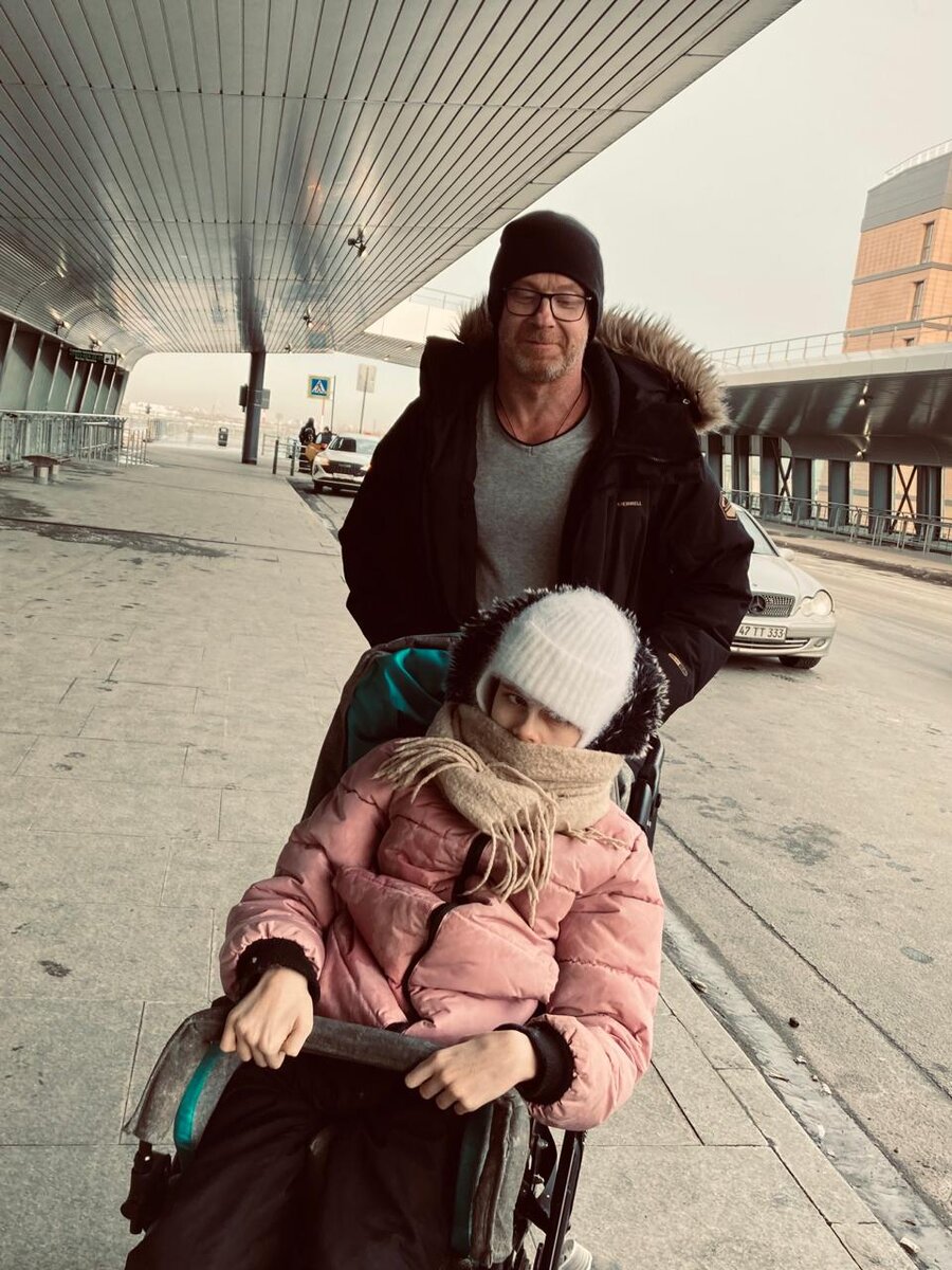 Дмитрий отвозит детей с тяжелыми диагнозами в медицинские учреждения, помогает мамам по хозяйству.