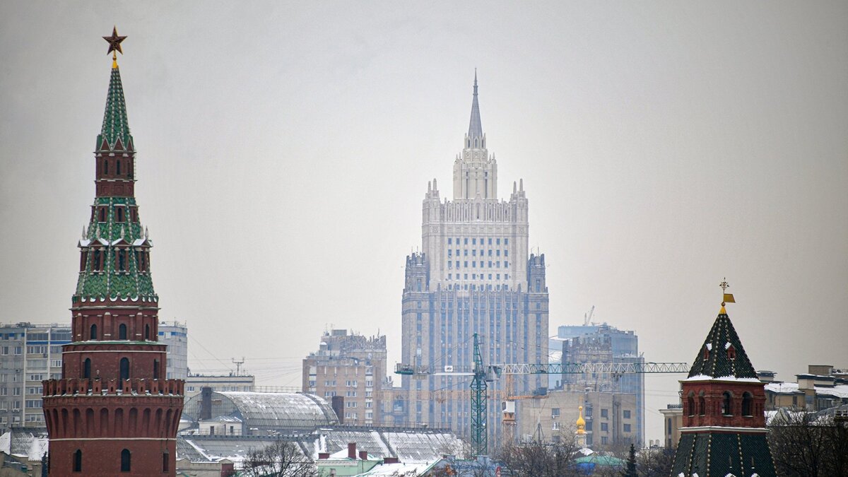    " Вид на башни московского Кремля и здание МИД© РИА Новости . Евгений Биятов