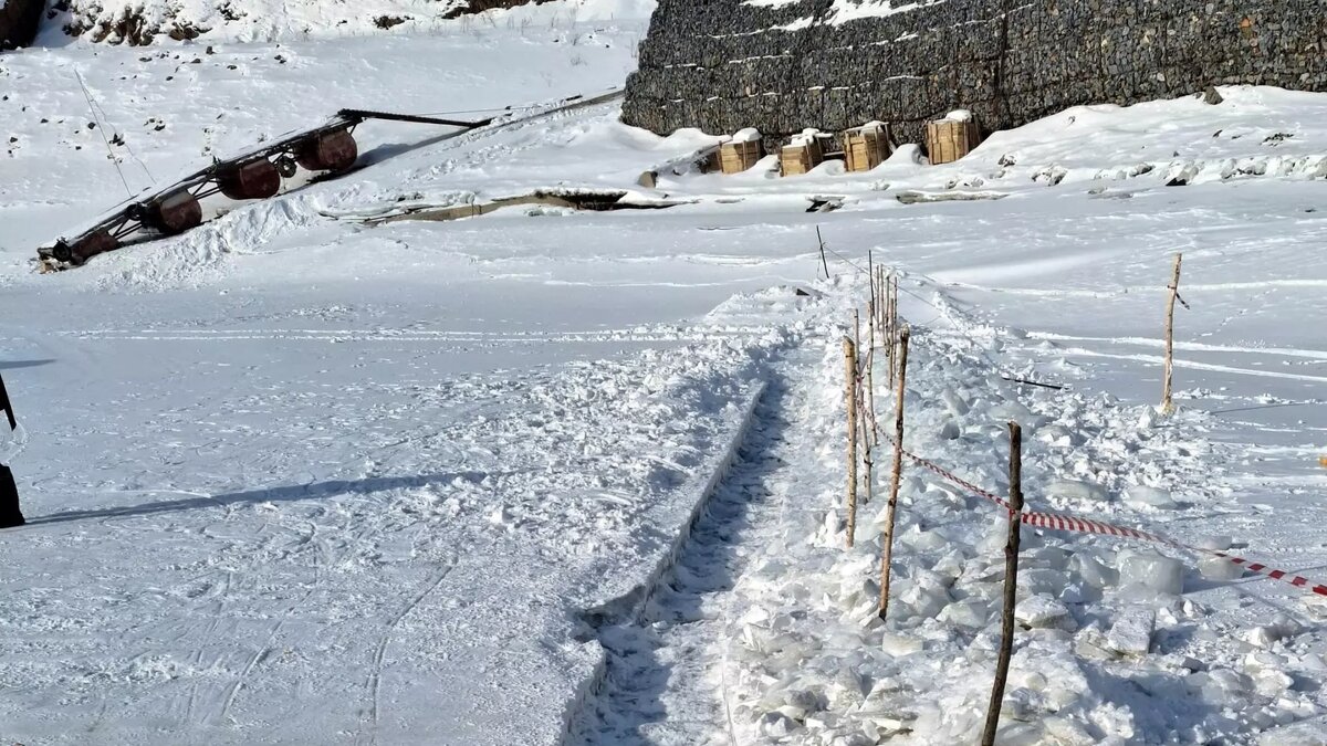     На заливе Шумиха Красноярского моря спасатели прорезали 100-метровую траншею, чтобы водители не могли выехать на лед в запрещенных местах.