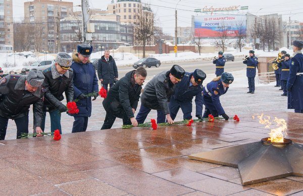    В День защитника Отечества в Иванове возложили цветы к мемориалу Героям фронта и тыла