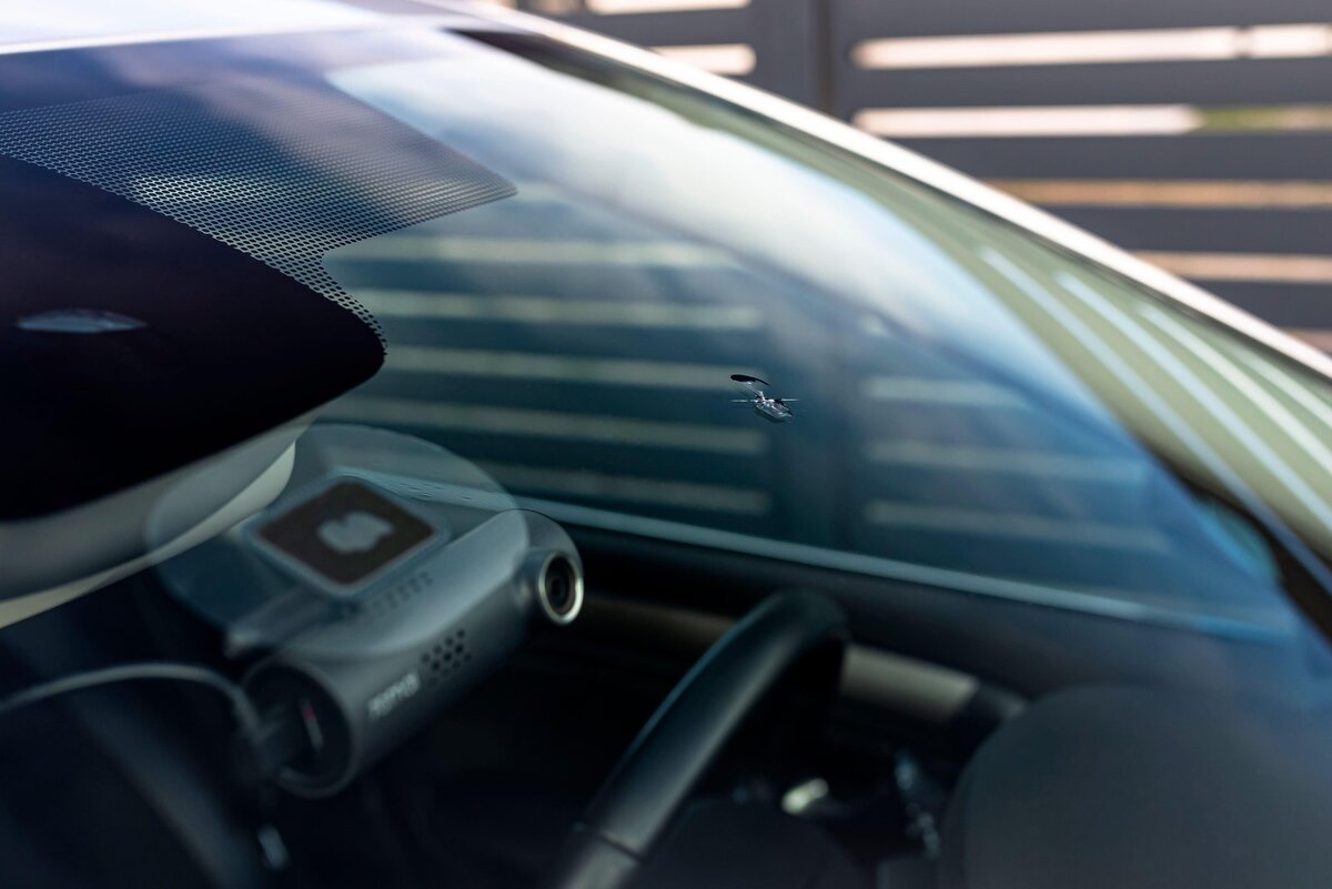 Как остановить трещину на лобовом стекле автомобиля?