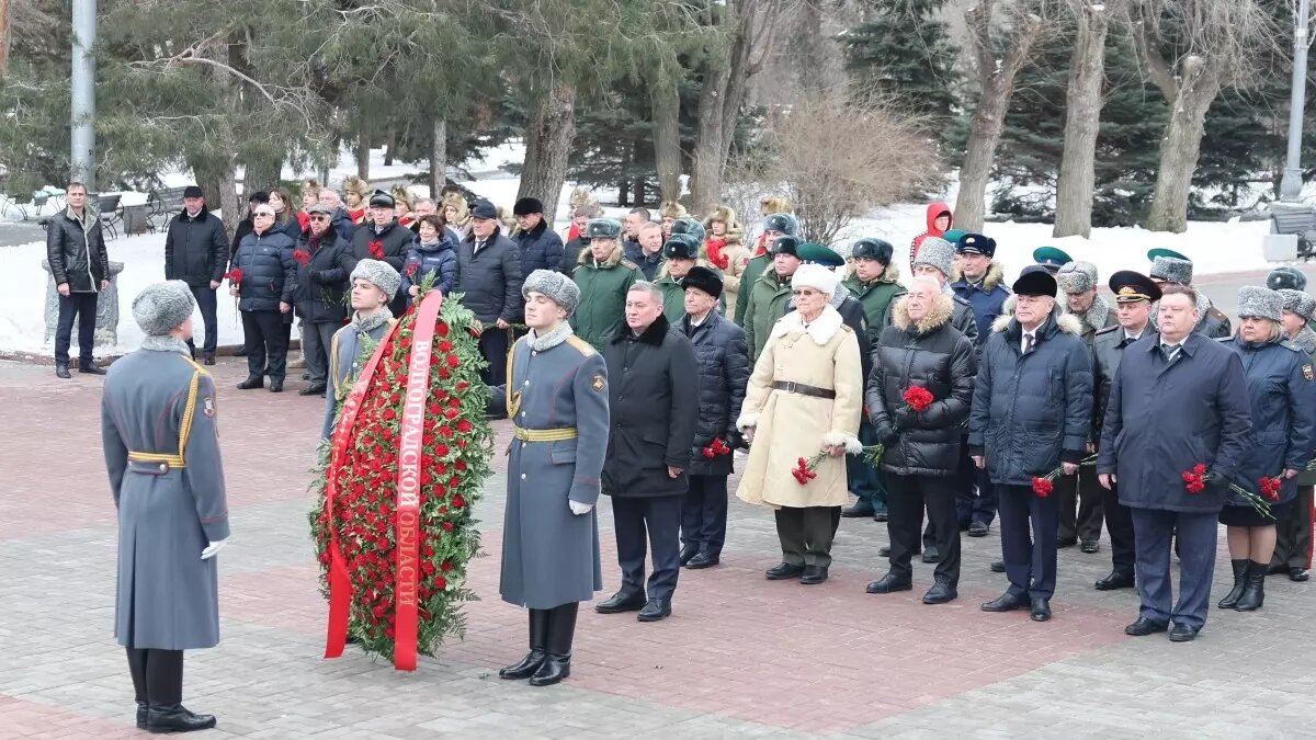 Андрей Бочаров почтил память защитников Отечества в Волгограде |  НовостиВолгограда.ру | Дзен