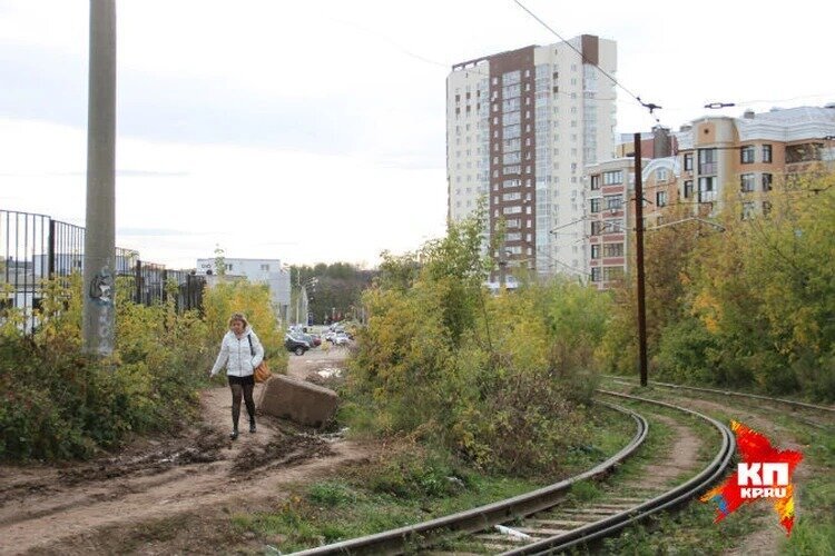 Все случилось именно здесь, рядом с трамвайными путями в центре города
