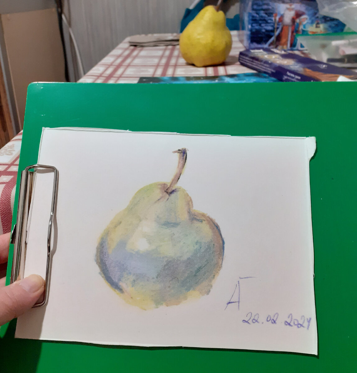 Моя попытка изобразить грушу сухой пастелью.