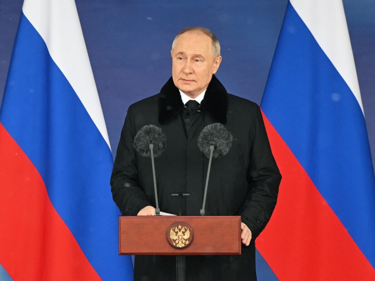    Президент РФ Владимир Путин выступает на церемонии вручения государственных наград военным частям ВКС РФ на аэродроме Чкаловский© РИА Новости / Кирилл Зыков