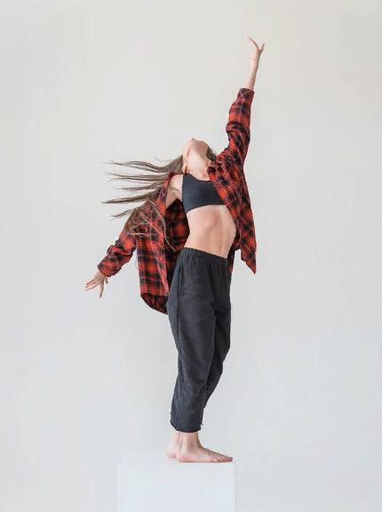 Девушка занимается танцами. Фитнес аэробика. Танцы девушек. Девушка танцует в зале. Девушка занимается танцами.