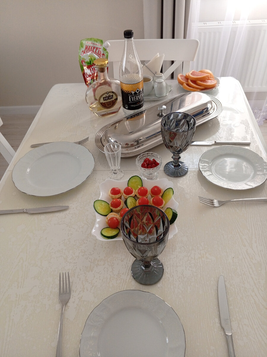 Наш праздничный стол. Шашлык в длинном блюде. 