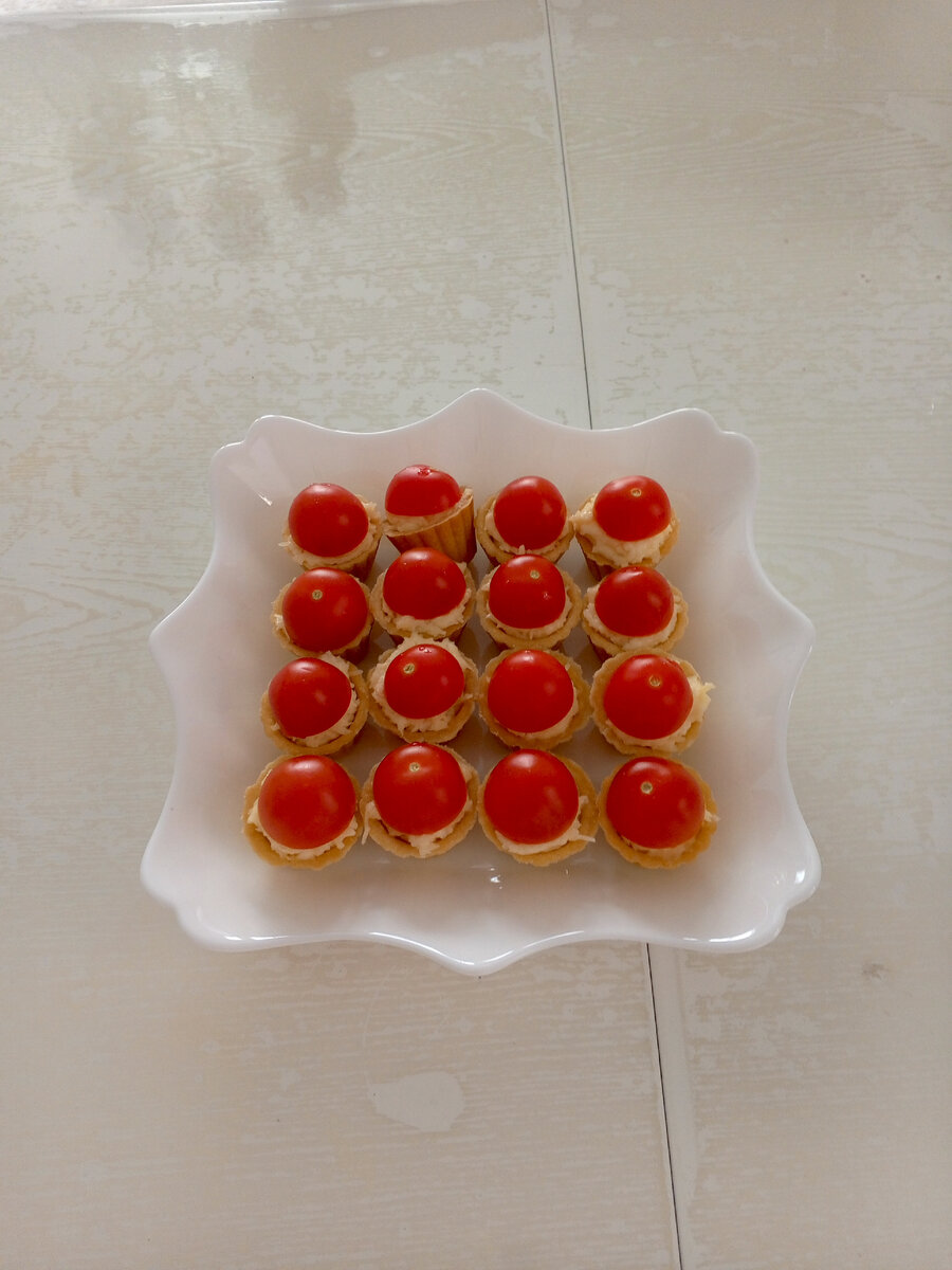 Тарталетки с сыром, чтоб было красивши черри сверху нахлобучила