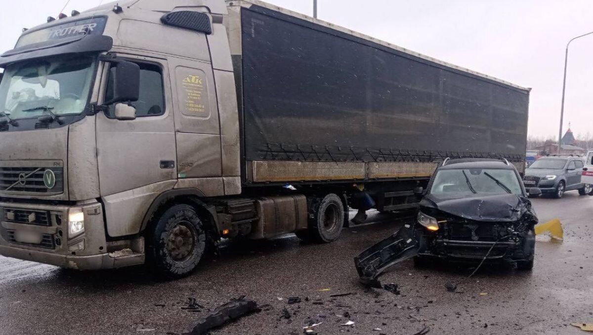 На трассе под Воронежем отечественная легковушка влетела в отбойник и  иномарку: 51-летнего водителя госпитализировали | «Воронежские новости» |  Дзен