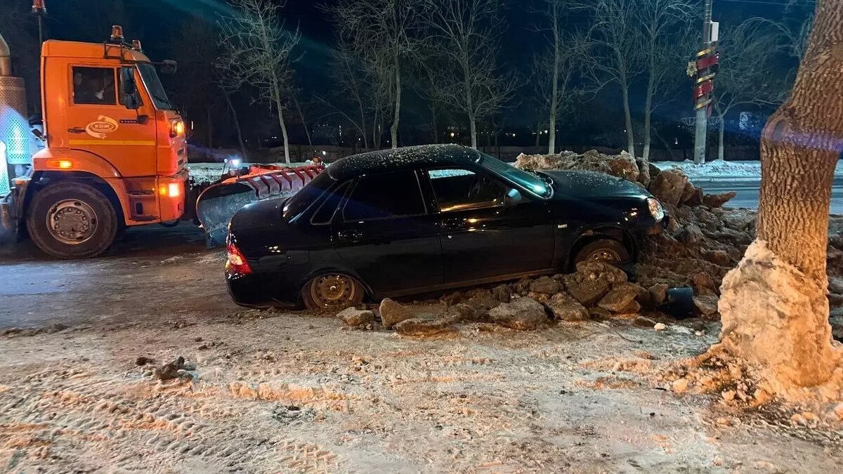 В Оренбурге машину выбросило на кучу наледи, собранной коммунальщиками |  56orb.ru | Дзен