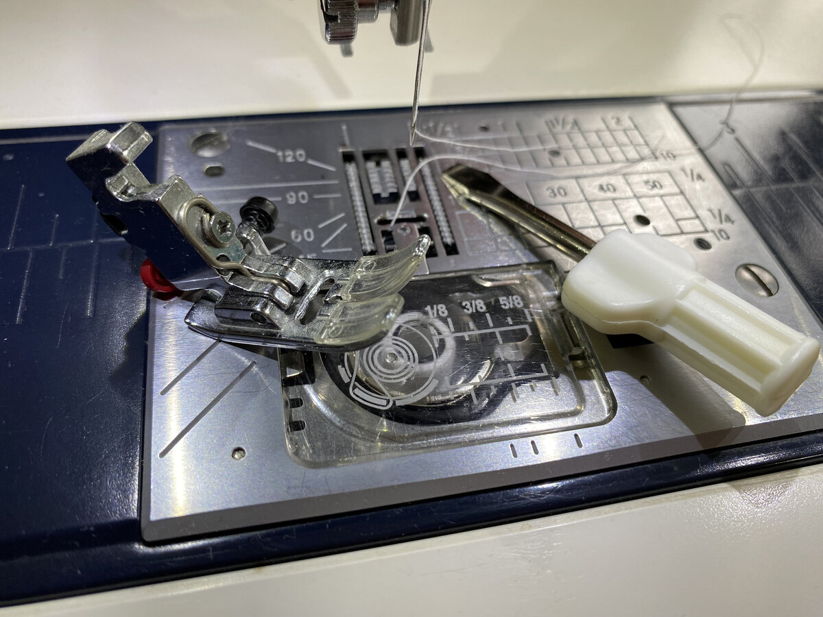 женщина портниха. швейная машина jaguar gt-12. из каждых 12 швейных. из каждых 12 швейных. швейная машинка escape v12.