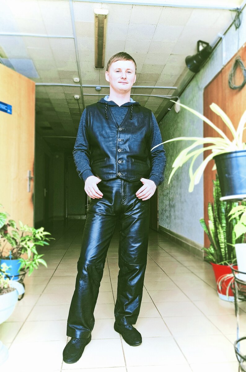 весь в чёрной коже