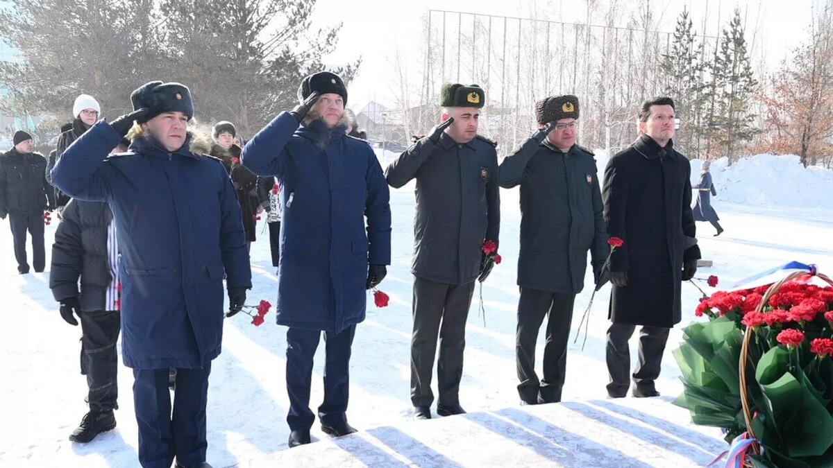 В Астане сотрудники российского посольства возложили цветы к памятнику Героя Советского Союза Панфилова © Sputnik / Санат Имангалиев