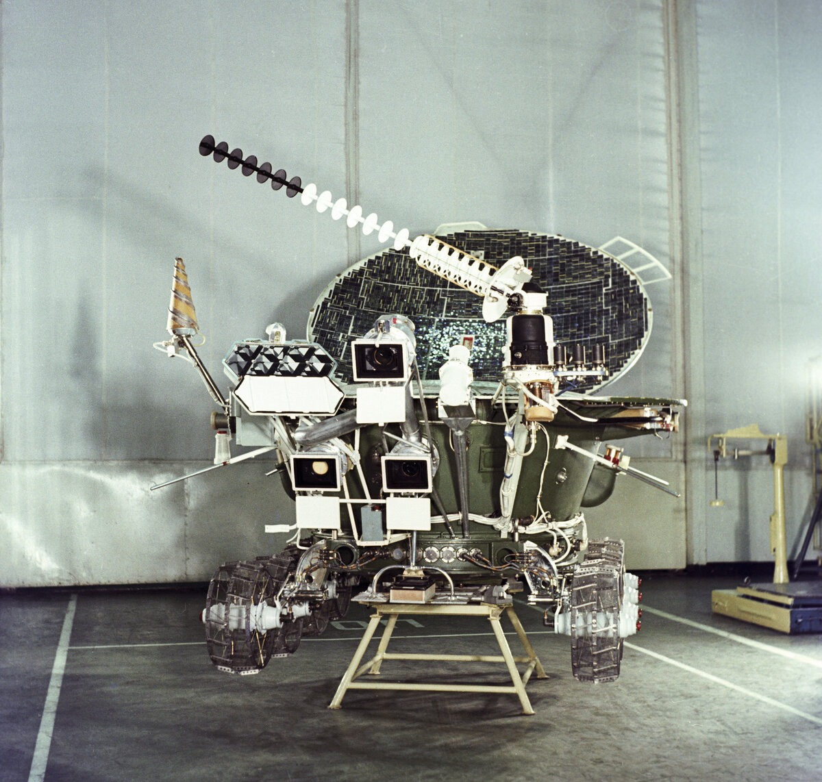     «Луноход-2» — второй советский лунный дистанционно управляемый самоходный аппарат (планетоход) / РИА Новости