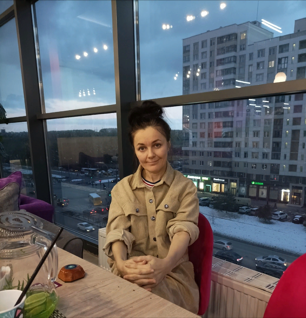 Это фото мне очень сильно не нравиться, но оно наверно, самое правдивое, что у меня есть на телефоне. Через месяц мне 40, и на нем я выгляжу на свой возраст. Я тот человек, который не пользуется фильтрами, у меня их нет на телефоне, какая есть.