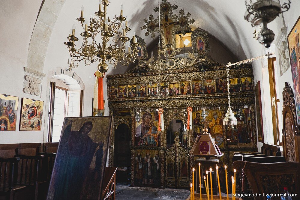 Иконостас храма в деревне Мохос на Крите. Современное фото.