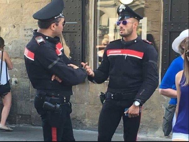 А это ребята с г...йпарада. А если честно, обычная итальянская полиция