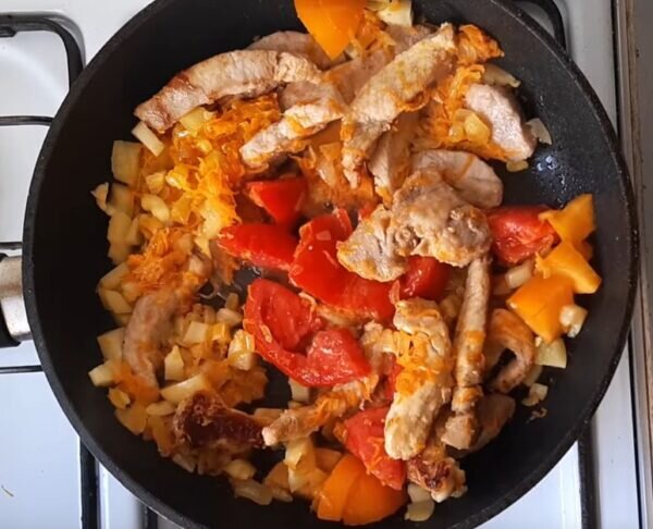 Жареное мясо с макаронами. Спагетти в соусе в сковороде рецепт. Спагетти полонез. Фаршированные макаронные гнезда. Лапша фетучини карбонара.