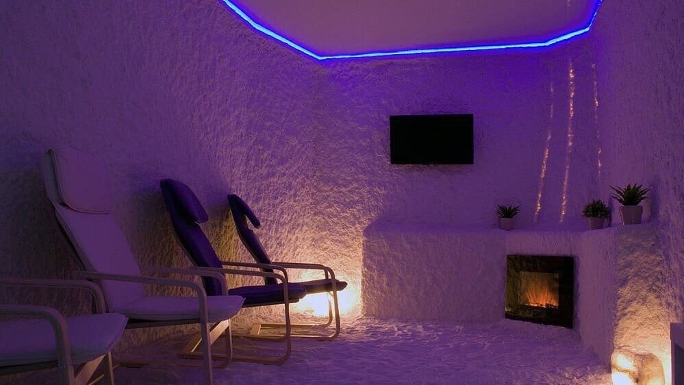 Соляная комната с камином и соляными лампами