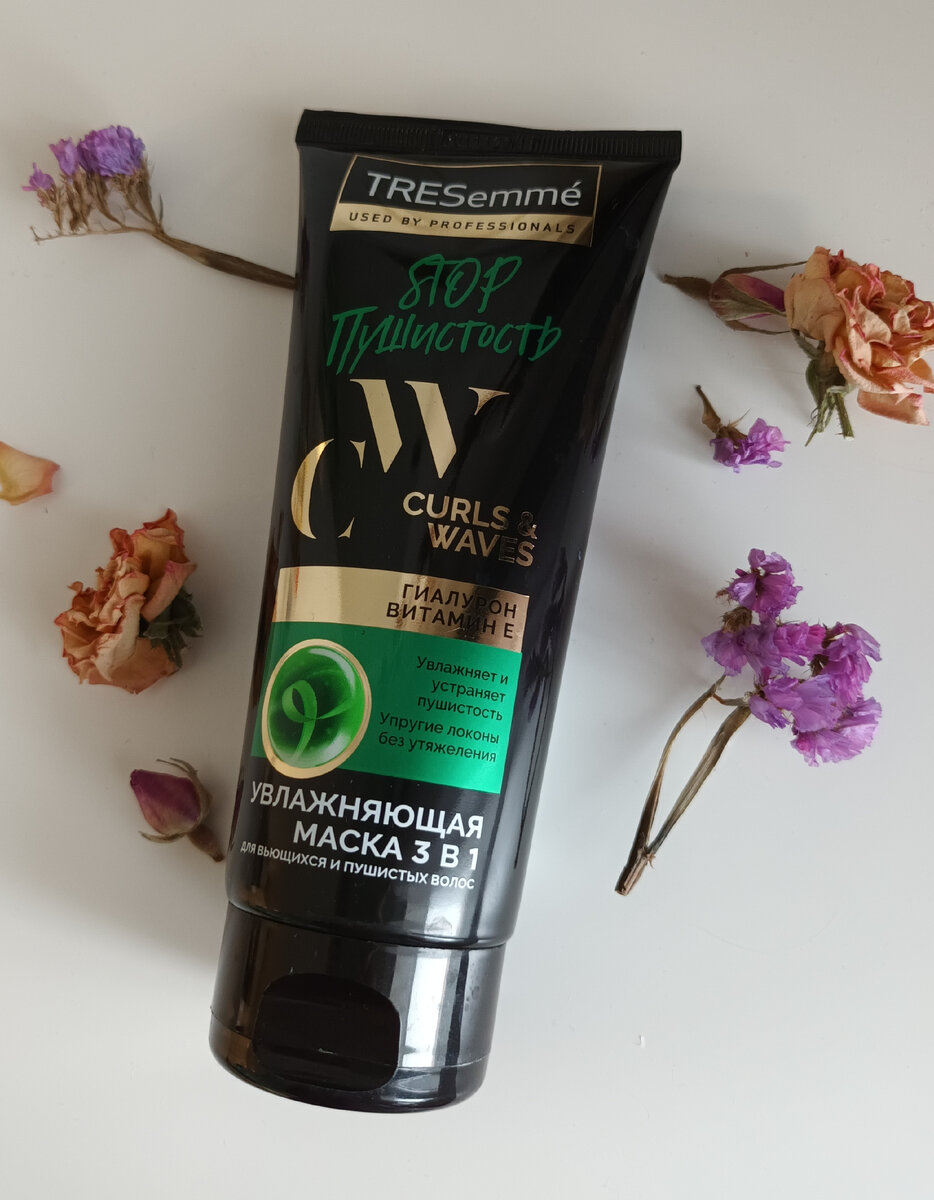 девушка с длинными распущенными волосами. модные прически на длинные волосы. меган фокс. непослушные волосы. женщина с тремя волосами.