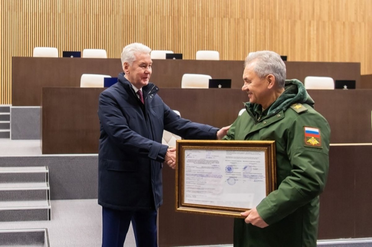    Собянин и Шойгу осмотрели отреставрированное здание штаба МВО