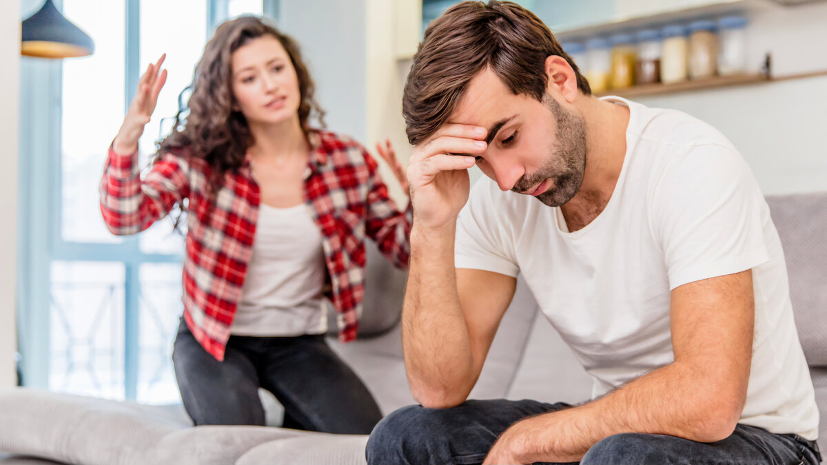 парень и девушка на диване. девушка спорит с парнем. ошибки женщин в отношениях. поддержка в отношениях мужчины. ошибка женщины.