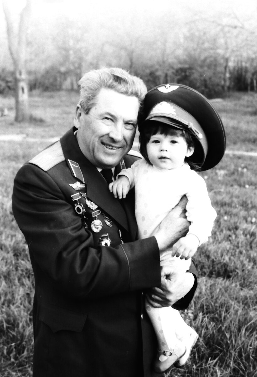 Мой дед Георгий Георгиевич Полюшкин со мной на руках.