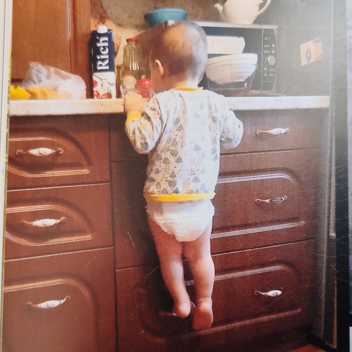 Стоит на ручке шкафа