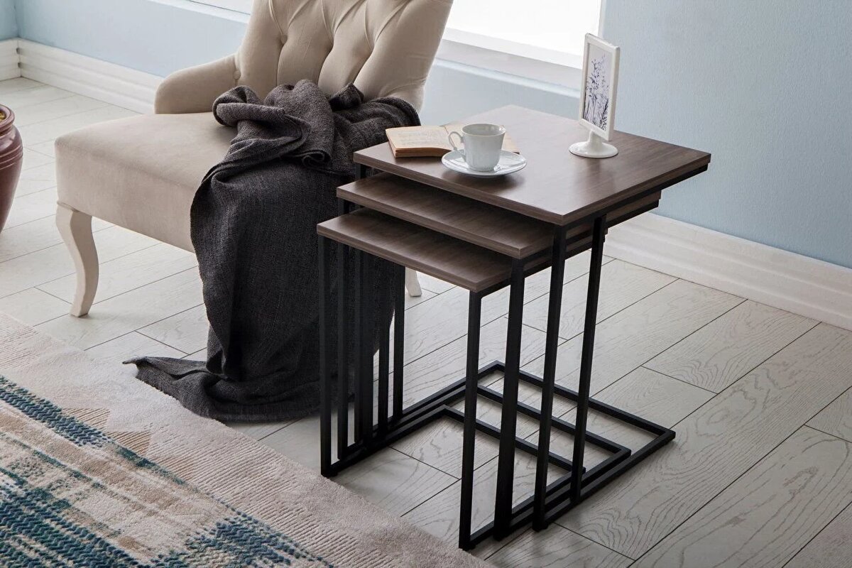 Такие столики вы точно встретите в каждом турецком доме. Это сехпа, столики для чая, их удобно ставить прямо у дивана