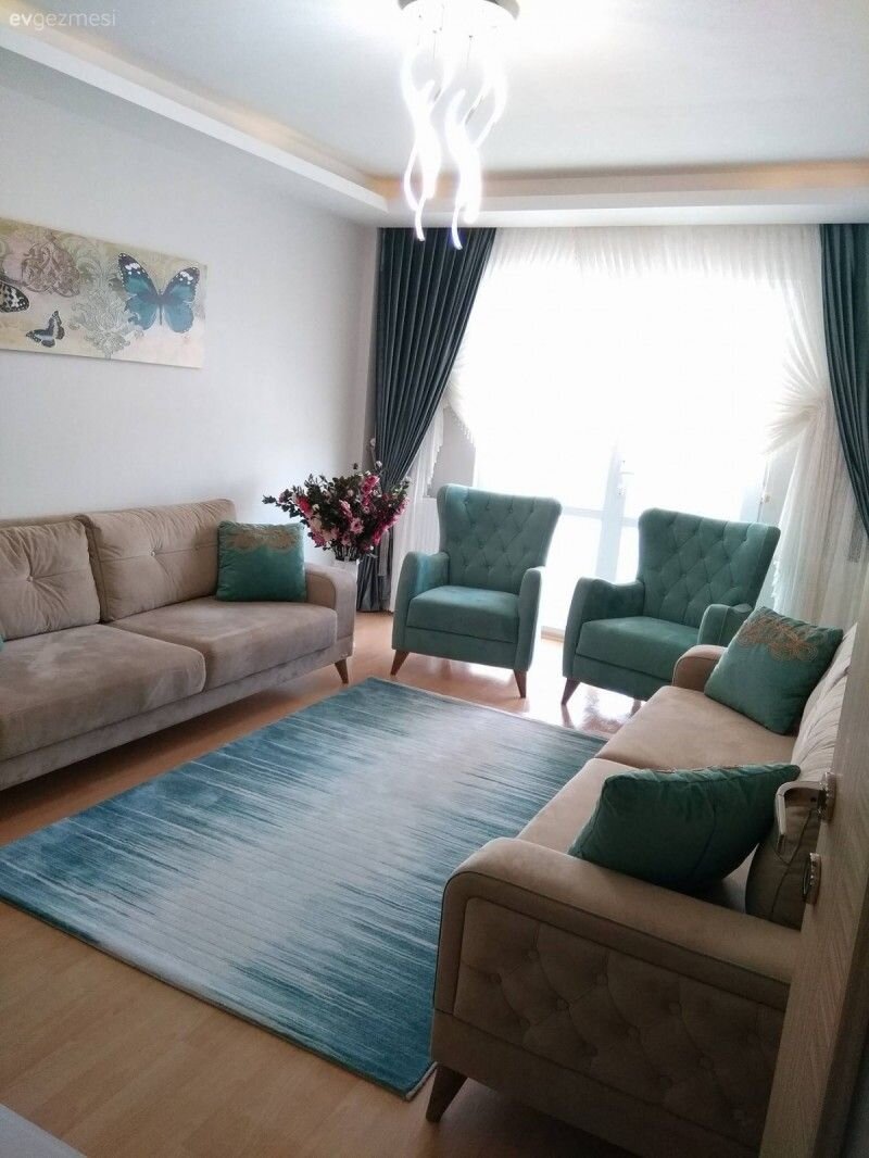 Типичная турецкая «комната для посиделок». Здесь же стелят гостям, задержавшимся на ночь 