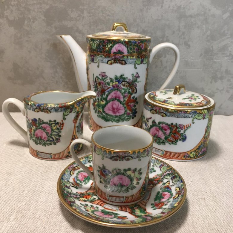 Хрустальный завод в гусь хрустальном. Конфетница жар птица гжель. Рынок гусь хрустальный ассортимент посуды. Гусевский хрусталь, гусь-хрустальный. Гусевский хрусталь народный промысел.