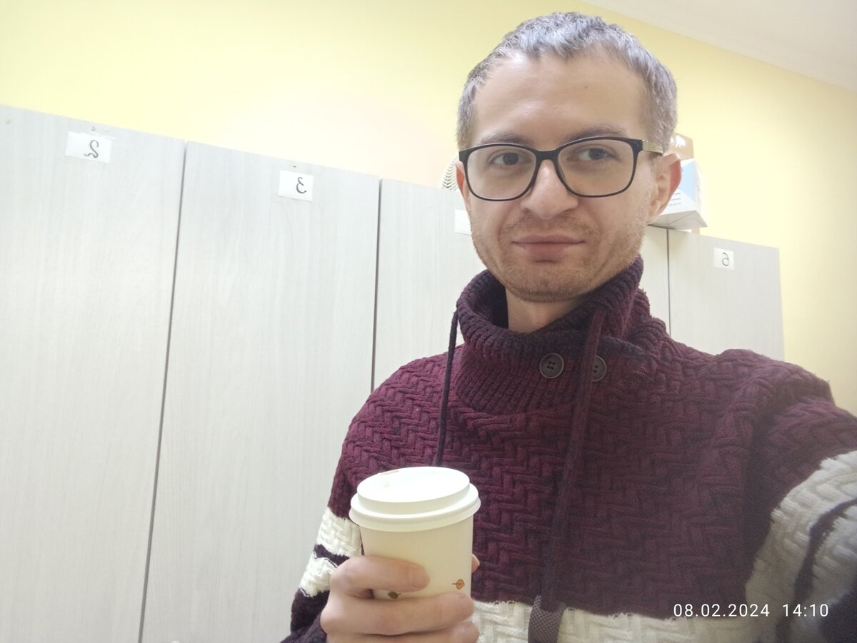 Ваш покорный слуга только что прибыл на работу. Обожаю Американо и ничего не могу с собой поделать😂😂😂

