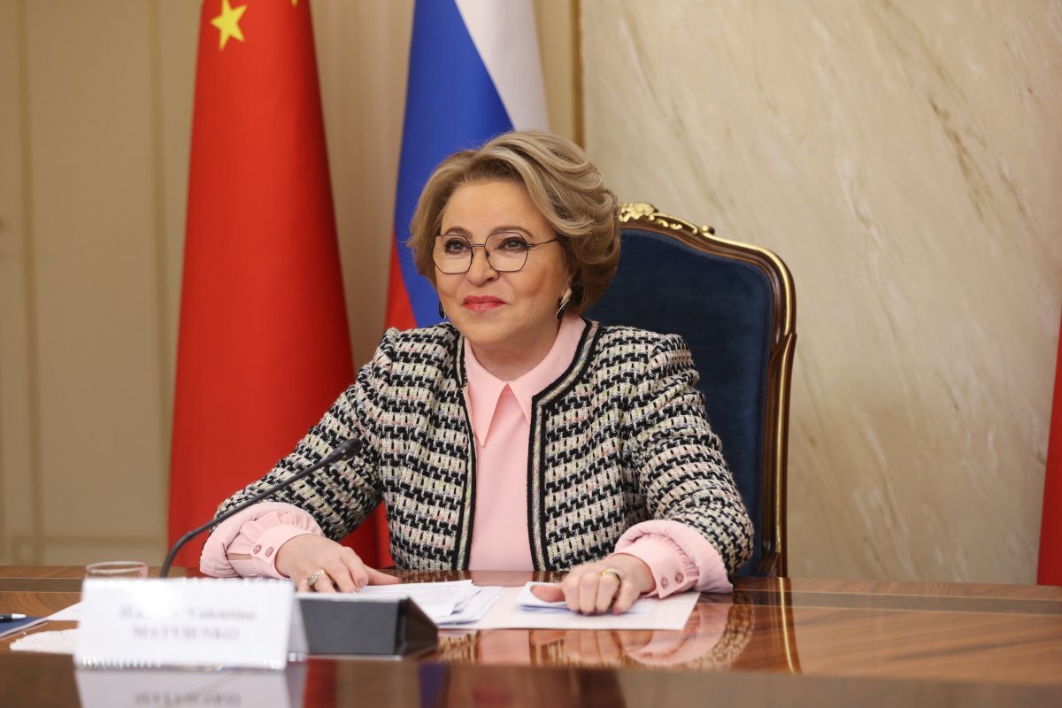    Валентина Матвиенко на День защитника Отечества подарила Путину перчатки