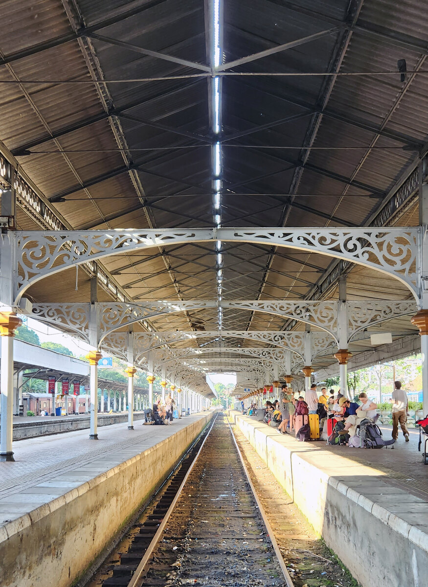 Железнодорожная платформа на вокзале Канди