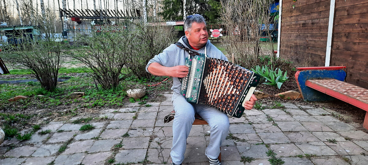 Мой друг Слава! И швец и жнец. И на дуде игрец! И поет он здорово. Частушки с матерком, э-эх!