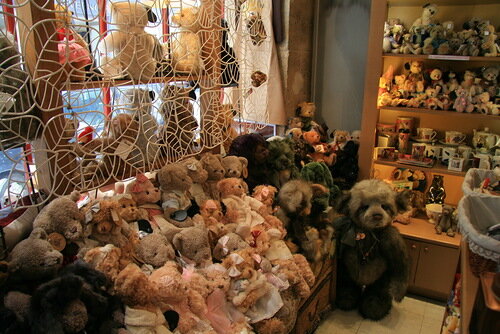 Мишки Тедди ждут своих хозяев. Фото автора.