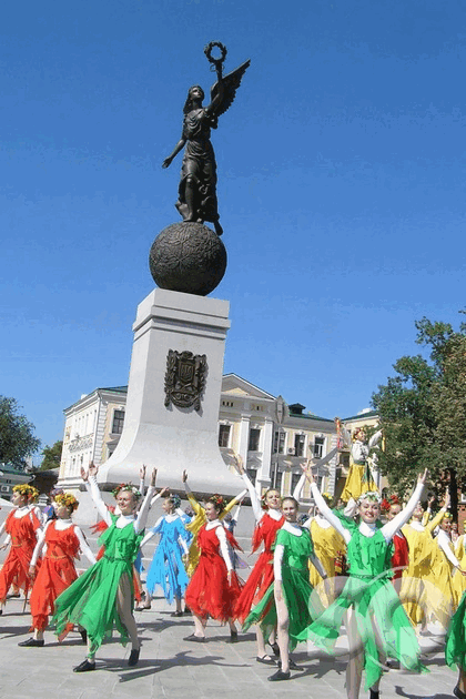 Крайне символический памятник языческой богине Нике-Украина легкомысленно подпрыгнувшей на шаре перед Покровским монастырем в Харькове. Установлен в 2012 г. 