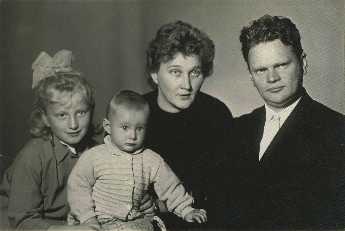 Я слева с бантиком. Моя семья