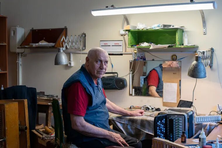 Опытный настройщик доверяет своему уху больше, чем компьютеру (Фото Валерия Нистратова для Forbes)