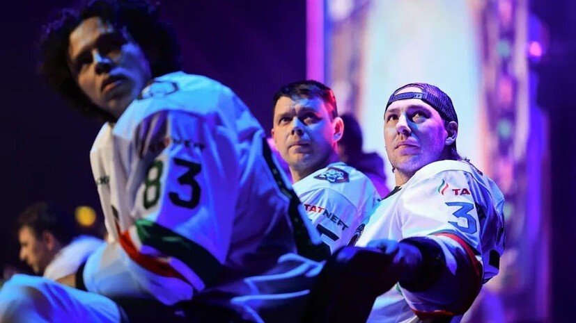     Максим Пестушко (первый справа)  Игры Будущего