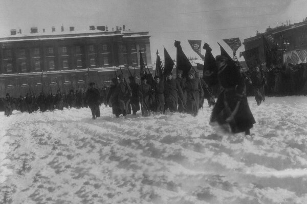 Один из первых парадов, посвященный 23 февраля. Фото из свободных источников