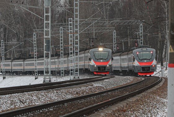 Девушка напала на пассажира электрички после просьбы не смотреть на нее ...