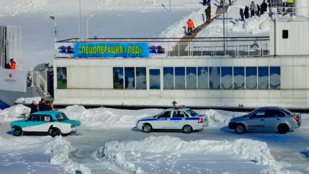 Техника на ледовой площадке