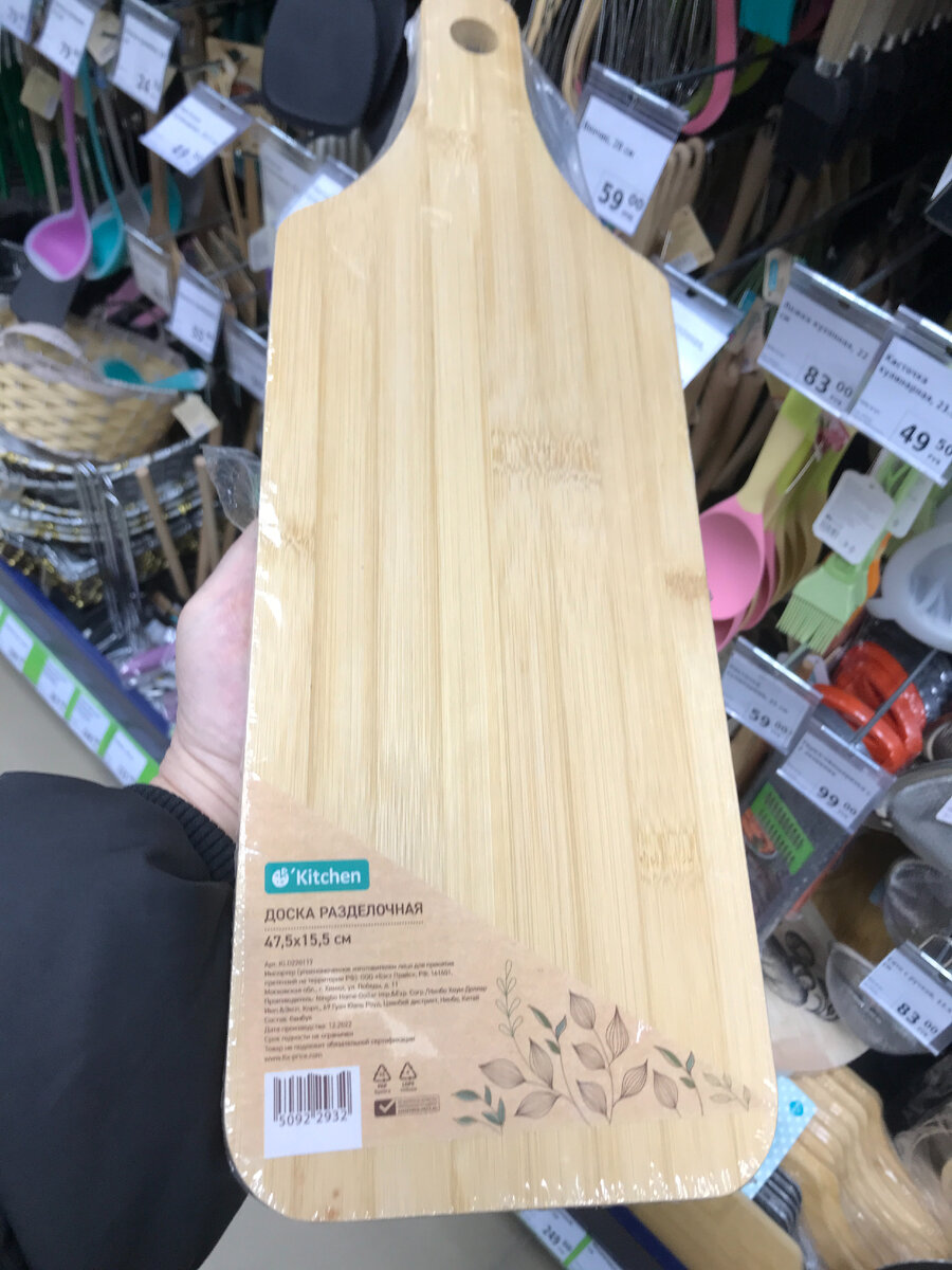 доска в чаще. доска в чаще. доска брус. фон доски горизонтально. шип паз половой доски на циркулярке.