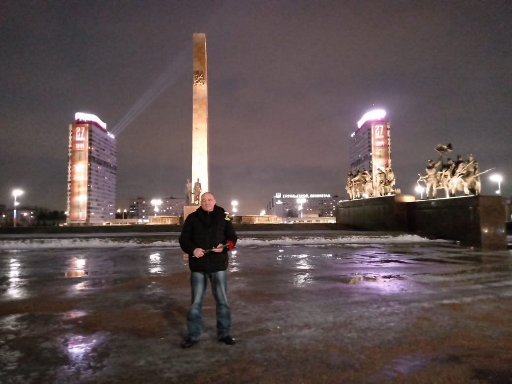 Стелла на площади Победы в СПБ. Внизу Музей посвящённый жертвам блокады Ленинграда.