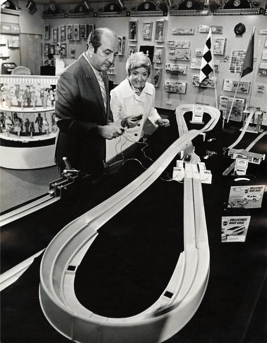 Эллиот и Рут Хэндлеры у гоночного трека