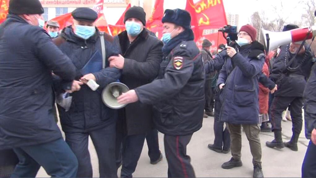Полиция хватает участников демонстрации 7 ноября 2020 г., а конкретно, первого секретаря Тюменского обкома РКРП(б)-КПСС А.К. Черепанова